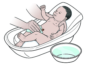 Tay cầm khăn tắm cho trẻ sơ sinh trong bồn tắm dành cho trẻ sơ sinh có chậu nước bên cạnh.