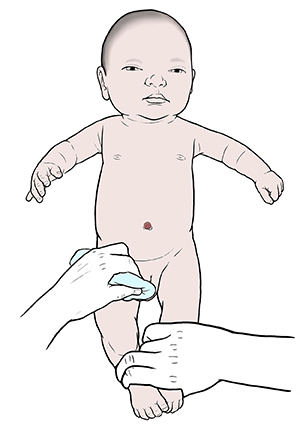 Una mano tiene saldamente un neonato su un tappetino per il cambio del pannolino e l’altra mano pulisce il pene del bebè.